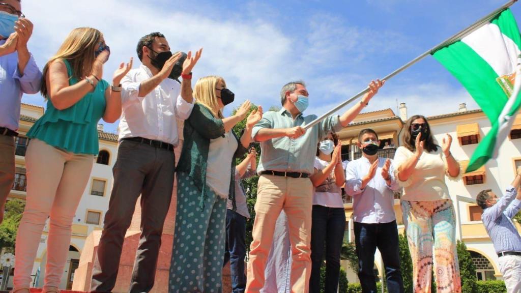 Juan Espadas ondea la bandera de Andalucía.