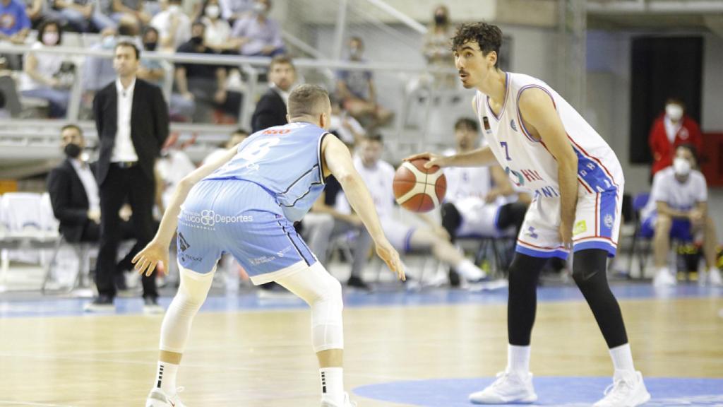 FOTO: Guillem Arcos inicia una jugada de ataque en el último partido ante Breogán.