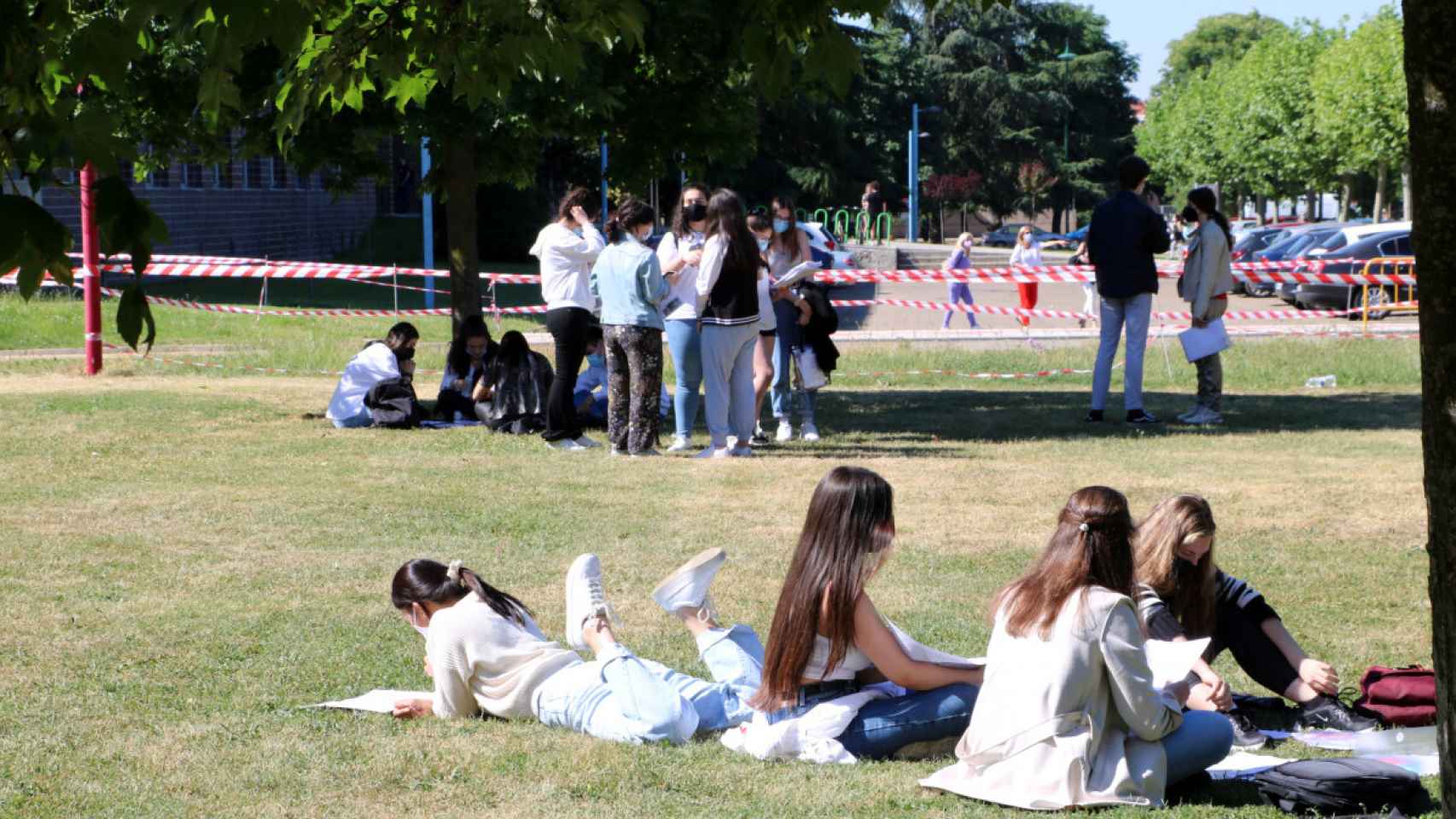 Imagen de archivo de unos estudiantes en la previa de un examen de la EBAU en León