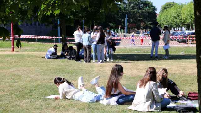 Imagen de archivo de unos estudiantes en la previa de un examen de la EBAU en León