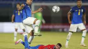 Casemiro peleando un balón en el encuentro entre Brasil y Paraguay