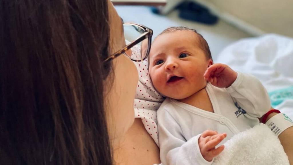 Alba Fraile en brazos de su madre, Sandra García Aparicio, en el hospital Virgen de la Salud de Toledo