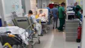 Los pacientes se acumulan en los pasillos de Urgencias a la espera de una cama en planta