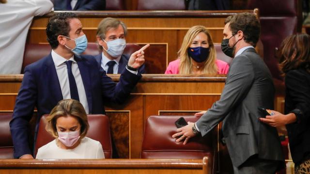 Casado, junto a García Egea, Gamarra y otros dirigentes del PP, este miércoles en el Congreso.