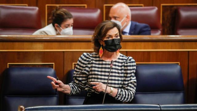 Carmen Calvo, vicepresidenta primera, responde a Cuca Gamarra durante la sesión de control al Gobierno.