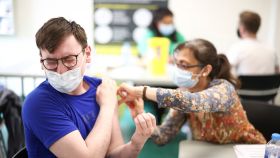 Una persona recibe la vacuna de Pfizer BioNTech en Londres.