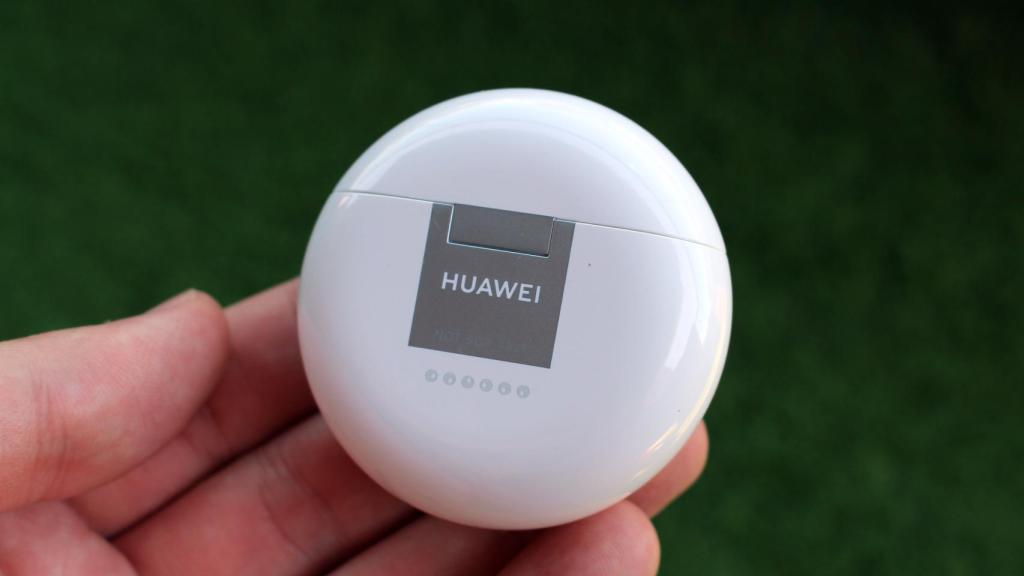 El estuche de carga de los Huawei FreeBuds 4.