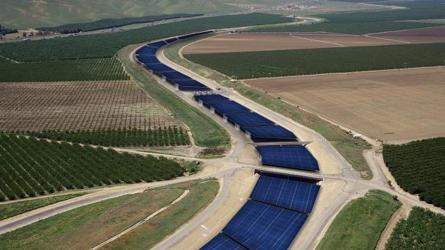 Paneles solares sobre el canal