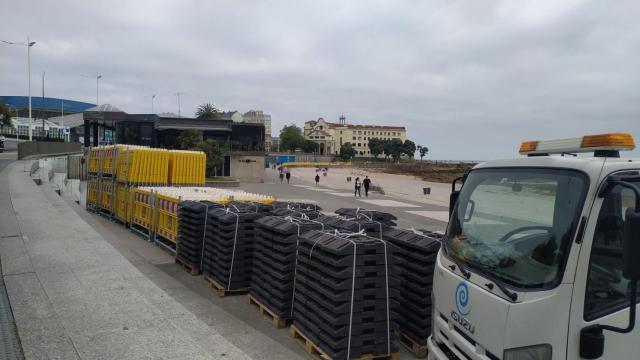 Maquinaria esta mañana en Riazor para cerrar la playa