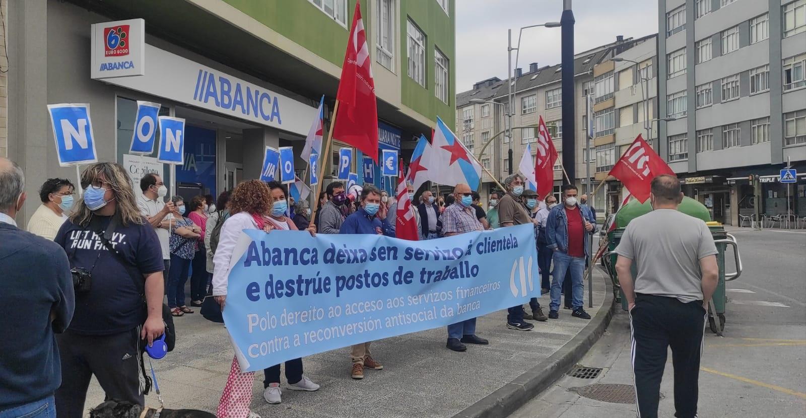 Protesta frente a la oficina de Catabois. Foto: Quincemil.