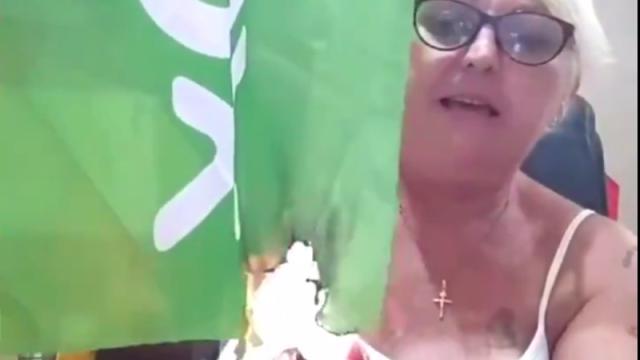 Luisa Garrido prendiendo fuego a la bandera de Vox.