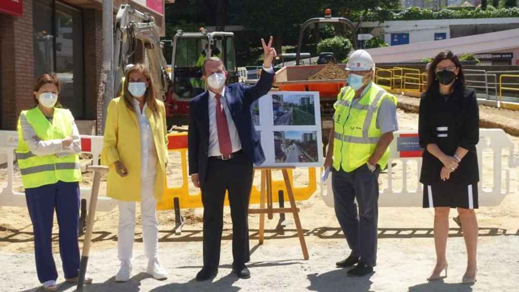 Abel Caballero participa en el acto de colocación de la primera piedra en las obras