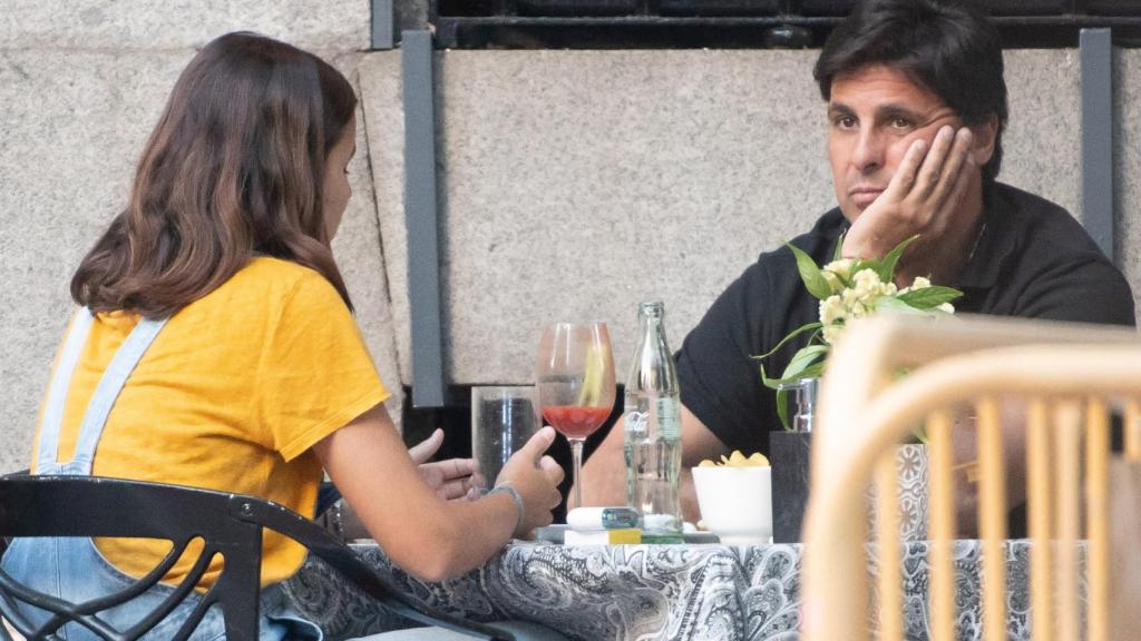 Francisco Rivera y su hija, Tana Rivera, en una terraza.