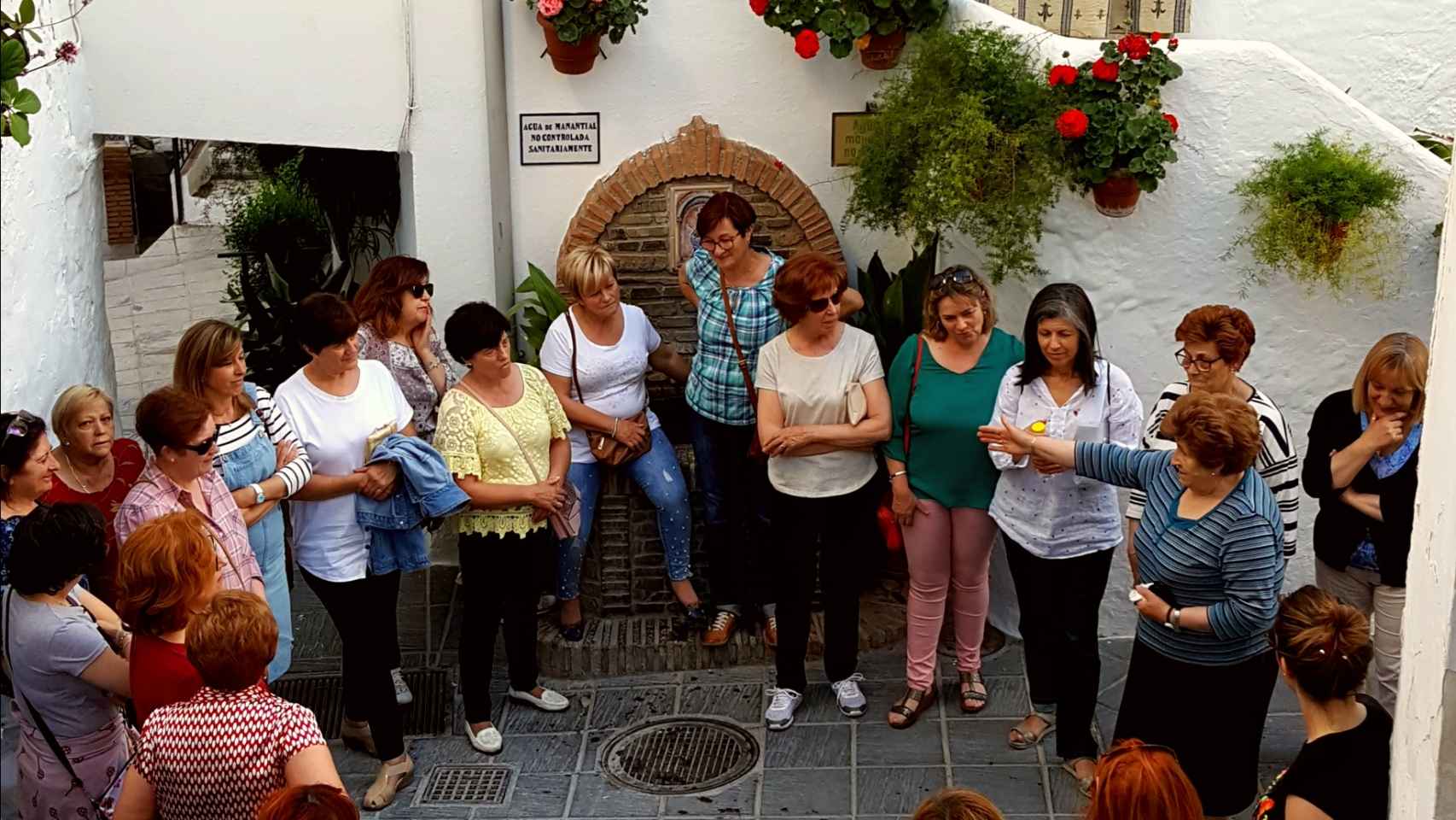 Imagen tomada en Granada con una reunión de mujeres de Güéjar Sierra.