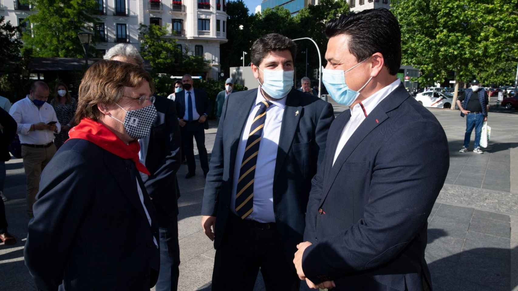 El alcalde de Madrid, Almeida, charlando con el alcalde de San Javier, Luengo.