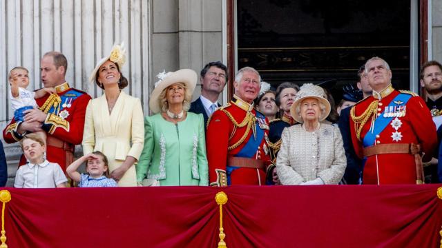 Retrato familiar de la reina Isabel II, junto al príncipe Carlos, el príncipe Guillermo y el príncipe George