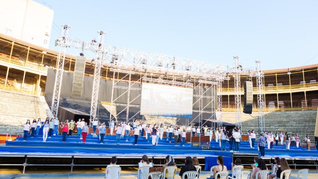 Los preparativos en la plaza de toros exigen un escenario más grande de lo habitual.