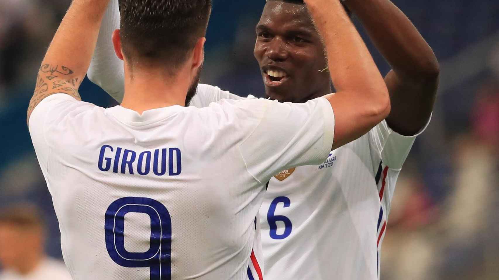 Pogba celebra con Giroud un gol de Francia