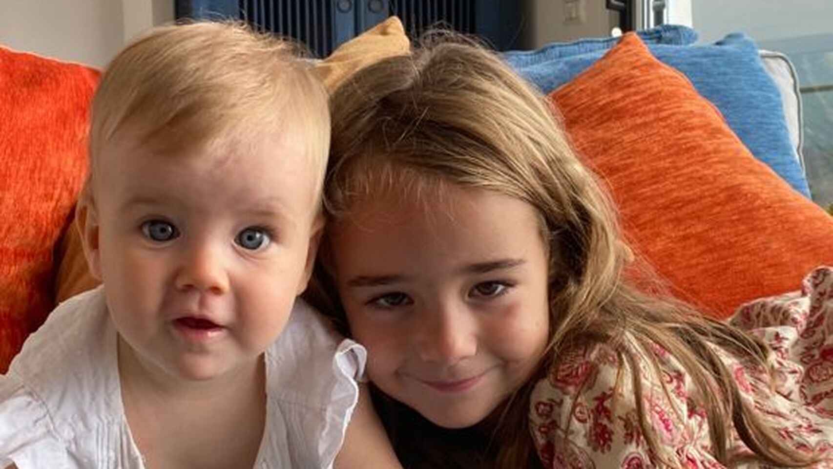 Anna, de un año, y Olivia (derecha), en una foto difundida por su madre.