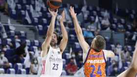 Llull lanzando en el Real Madrid - Valencia Basket