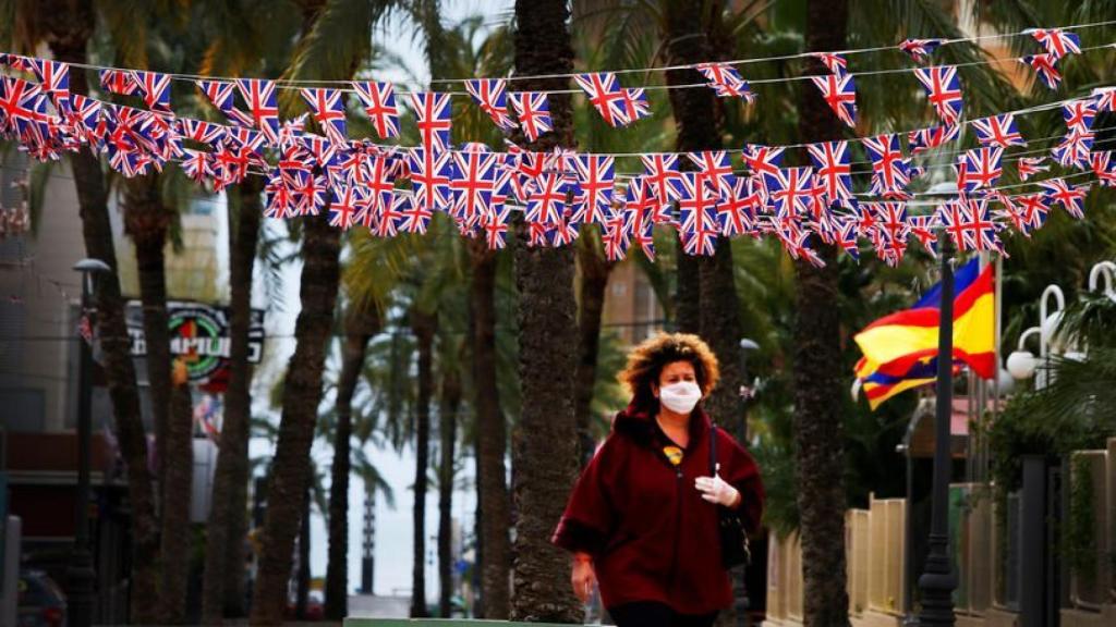 Una británica pasea por la zona inglesa de Benidorm, en imagen de archivo.