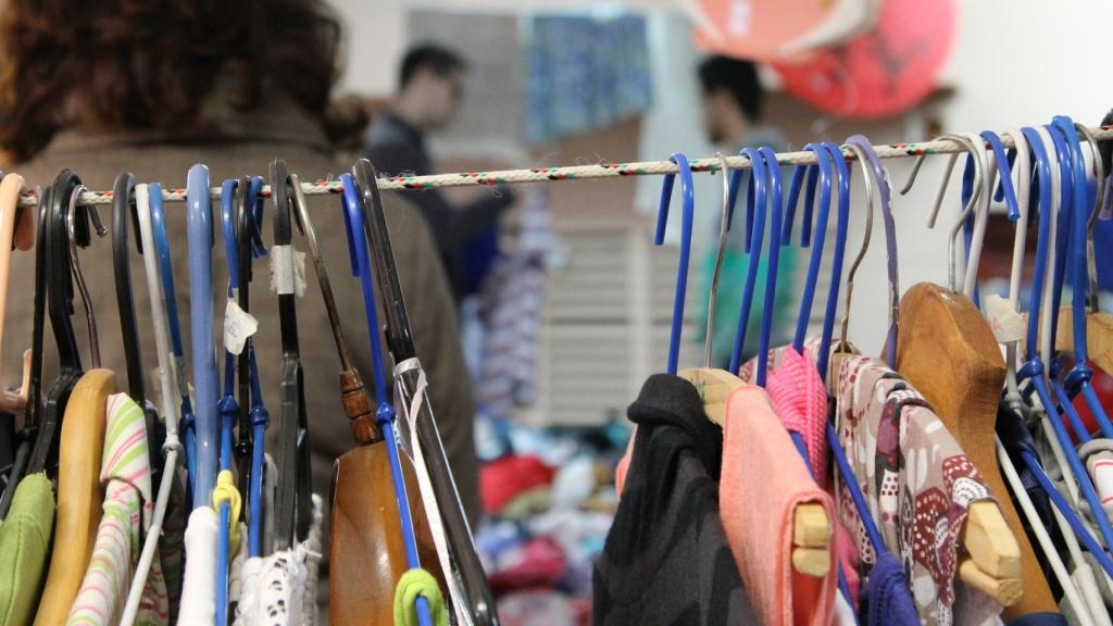 Una mujer en un bazar.