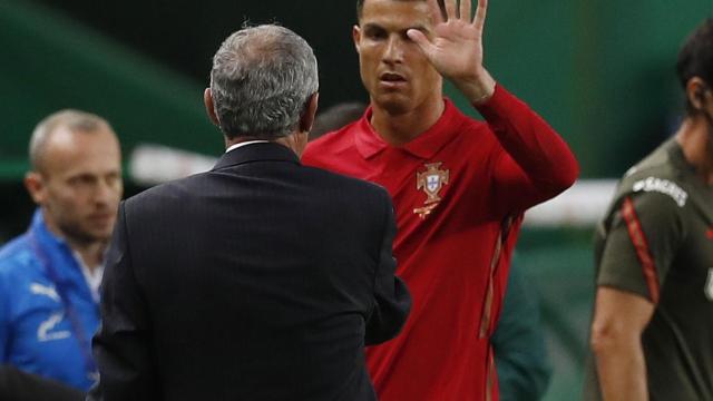 Cristiano Ronaldo despidiéndose durante un partido con Portugal