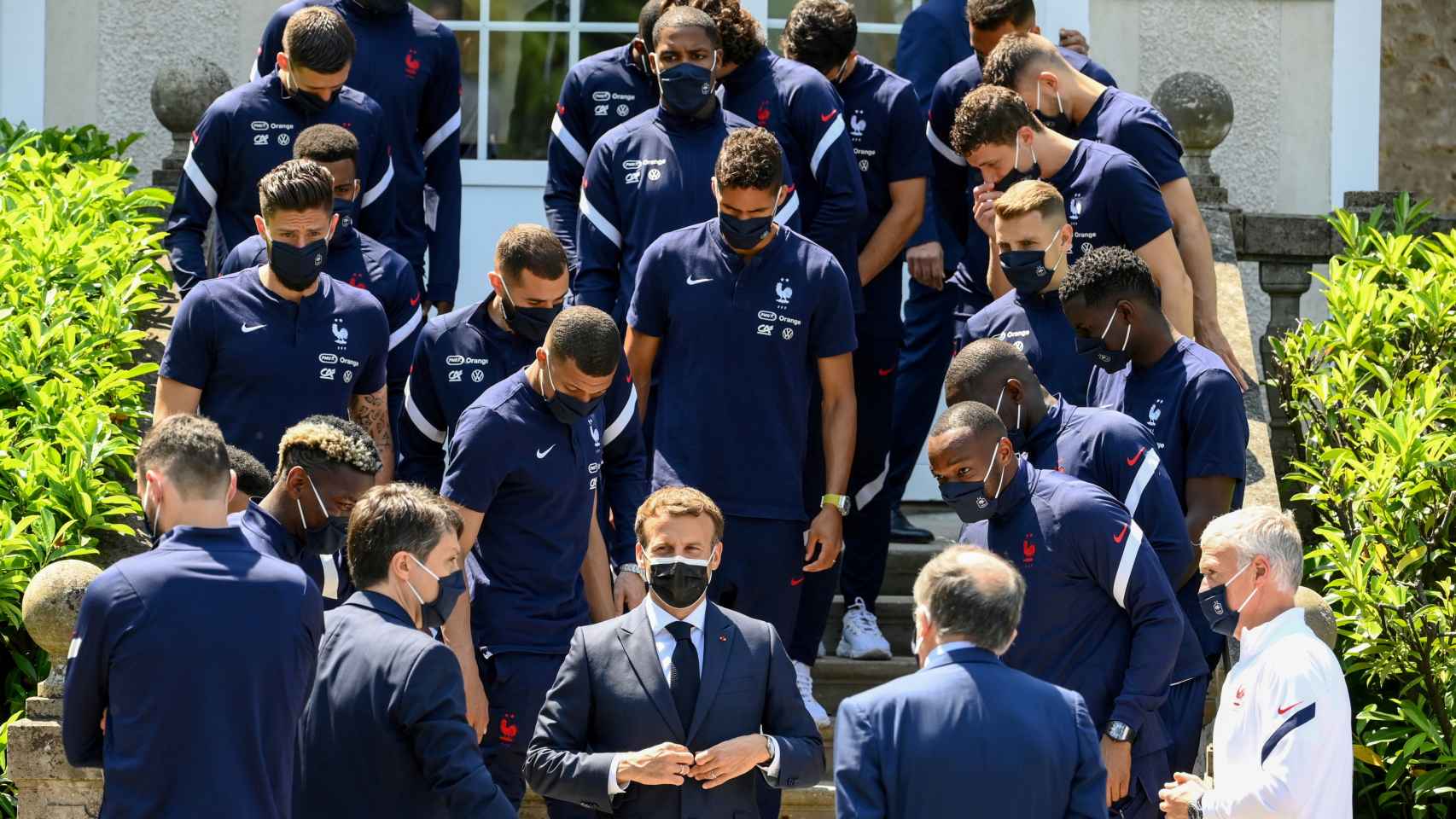 Emmanuel Macron junto al equipo de la selección de Francia de fútbol