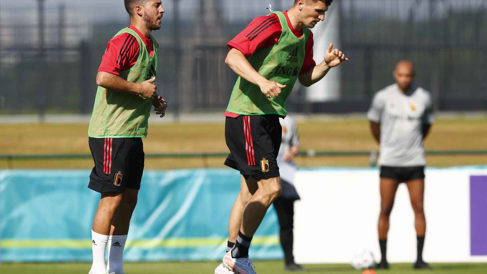 Thomas Meunier y Eden Hazard entrenando con la selección de Bélgica