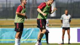 Thomas Meunier y Eden Hazard entrenando con la selección de Bélgica