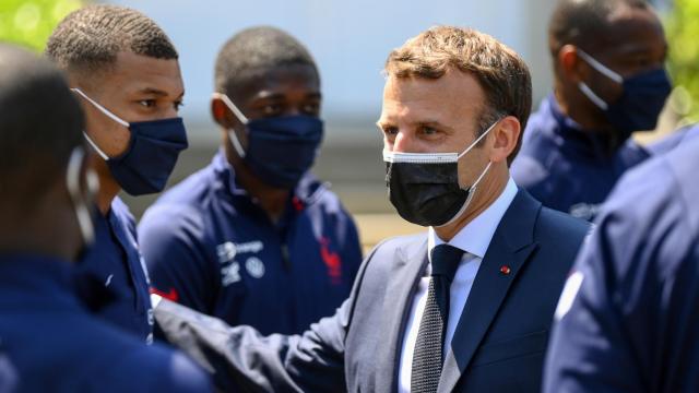 Emmanuel Macron habla con Kylian Mbappé y sus compañeros