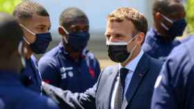 Emmanuel Macron habla con Kylian Mbappé y sus compañeros