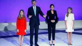 Los Reyes y sus hijas en 2019, en Barcelona, en la ceremonia de los premios de la Fundación Princesa de Girona.