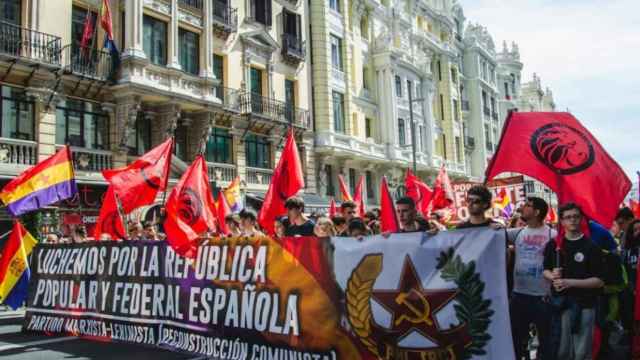 Un desfile de Reconstrucción Comunista por las calles de Madrid.
