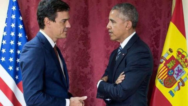 Pedro Sánchez, entonces líder del PSOE y de la oposición, con Barack Obama en el aeropuerto de Torrejón.