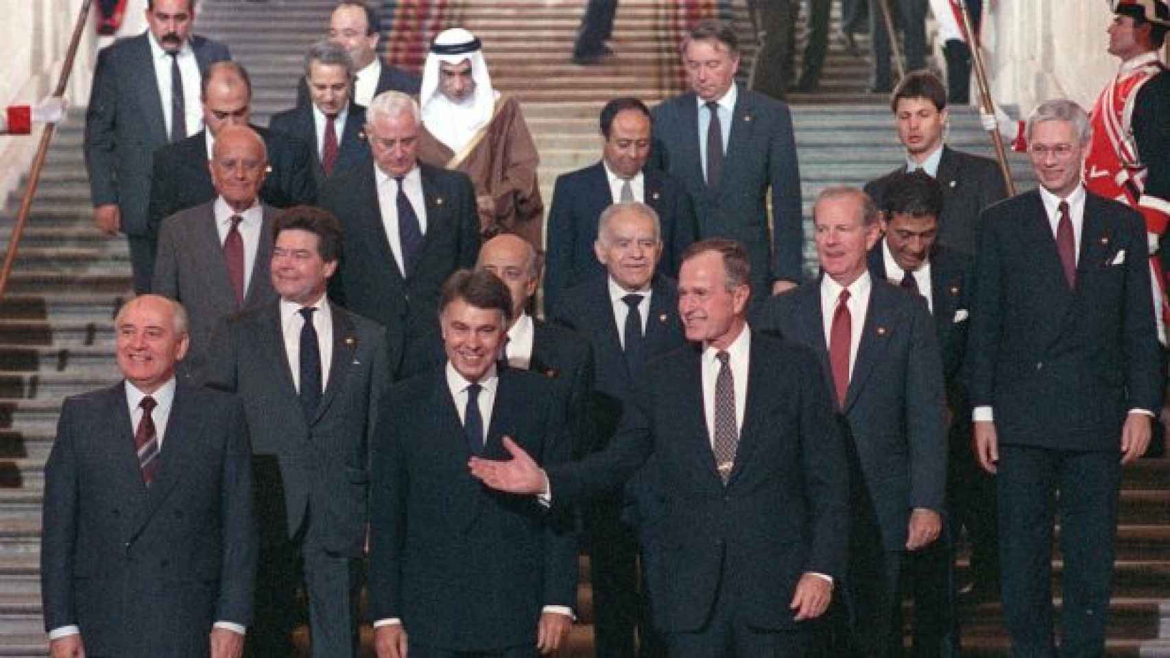 Felipe González, entre George H. W. Bush, Mijail Gorbachov, delante de Isaac Shamir y el resto de delegaciones, en el Palacio Real de Madrid, el 30 de octubre de 1991.