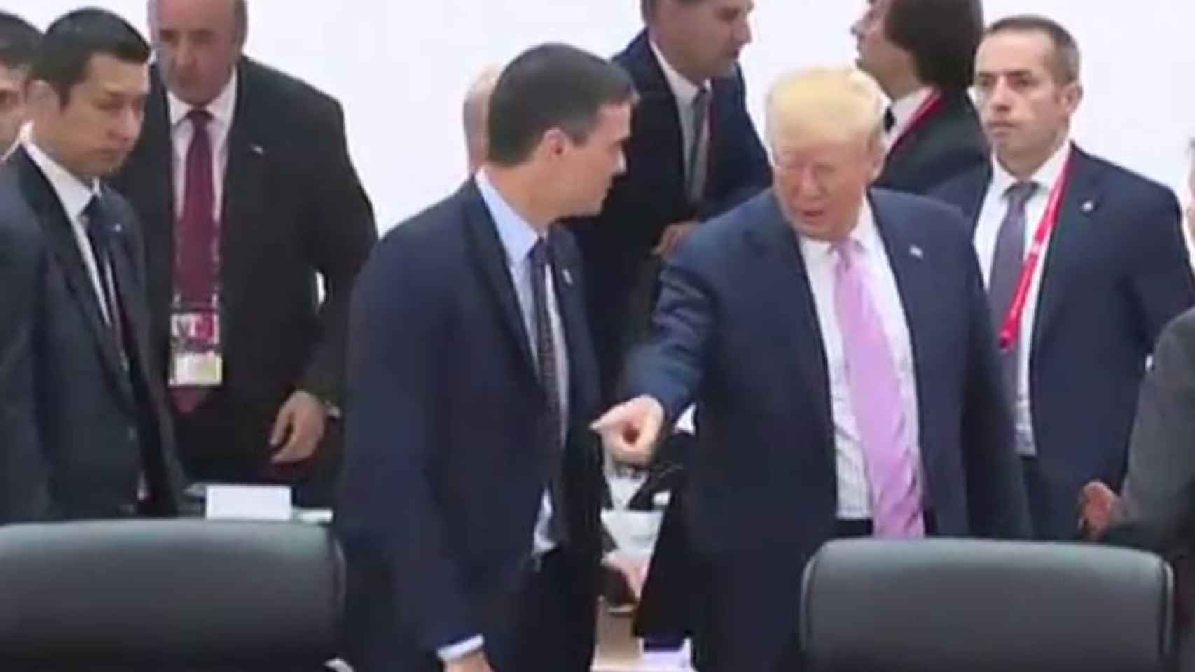 Donald Trump señala a Pedro Sánchez su sitio en la cumbre del G-20 en Osaka (Japón).
