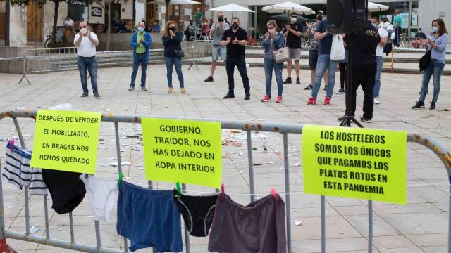 Protesta para quejarse por las continuas restricciones a la hosteleria de la localidad de A Mariña de Lugo
