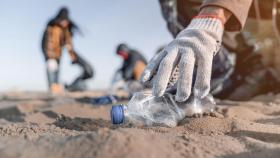 limpieza playa botella voluntarios