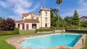 Una de las fachadas de la casa y la piscina de la finca