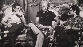 Juan Hernández Les, Berlanga y Manuel Hidalgo, en 1980, durante el rodaje de Patrimonio Nacional en el Palacio de Linares (hoy Casa América, en la plaza de Cibeles).