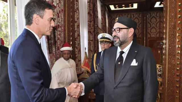 Imagen de archivo del presidente de Gobierno, Pedro Sánchez, siendo recibido por el rey de Marruecos, Mohamed VI.