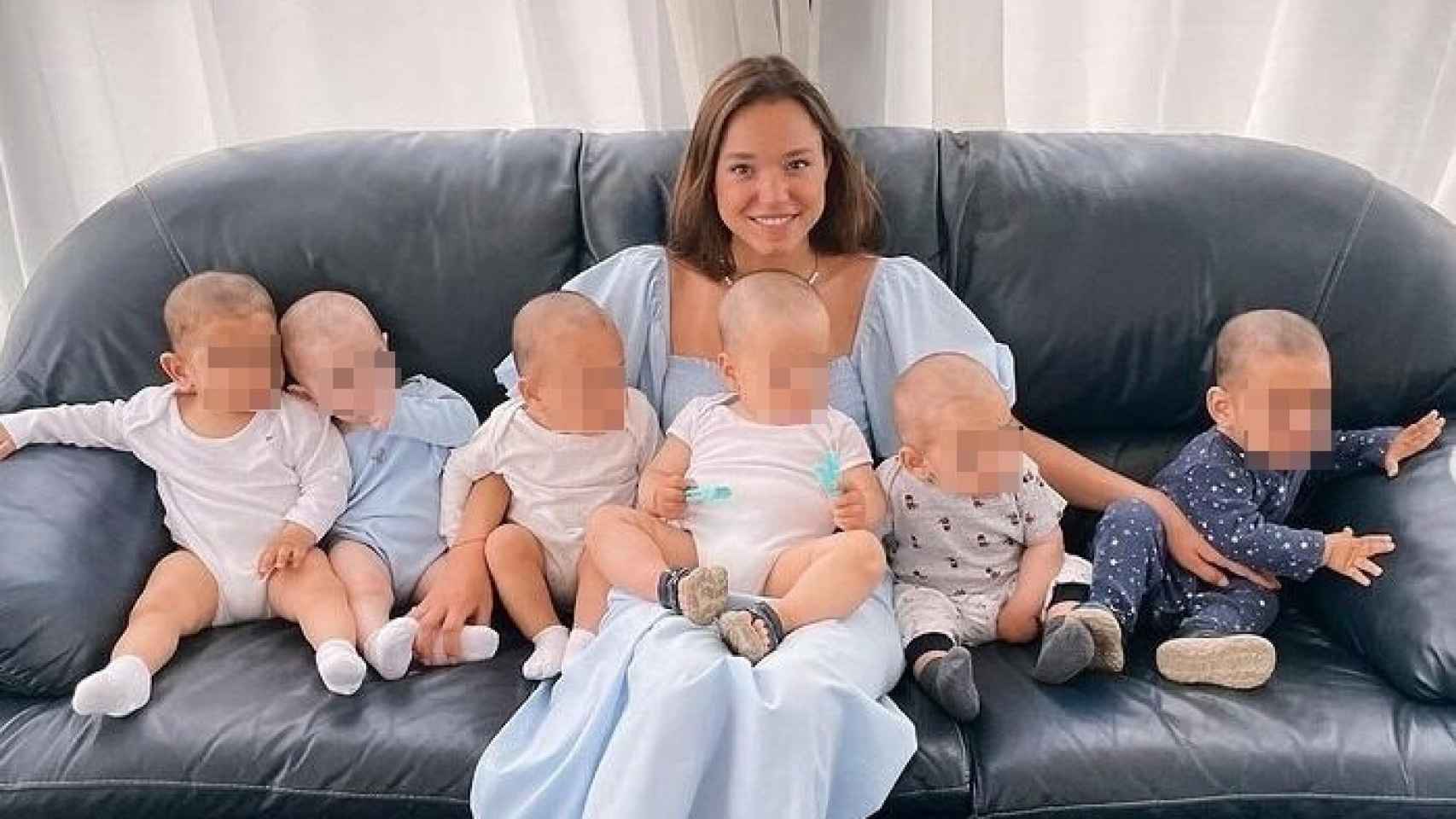 Kristina Ozturk con algunos de los bebés.