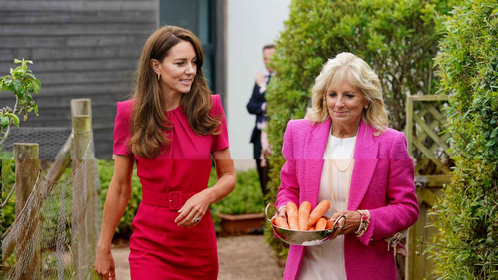 La esposa del presidente de Estados Unidos, con zanahorias para los conejos del centro, acompañada por la duquesa.