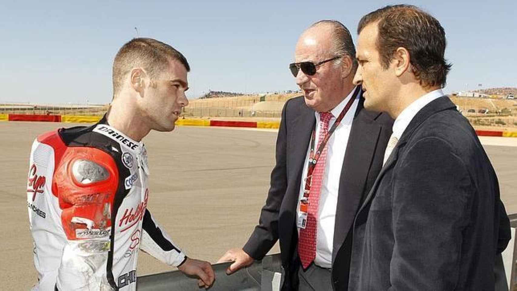 Ángel Villamor junto al Rey Juan Carlos y al piloto Fonsi Nieto.