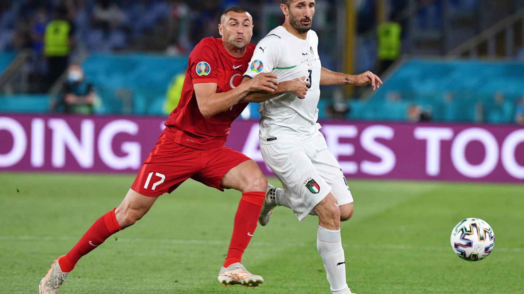 Chiellini protegiendo un balón en el Turquía - Italia