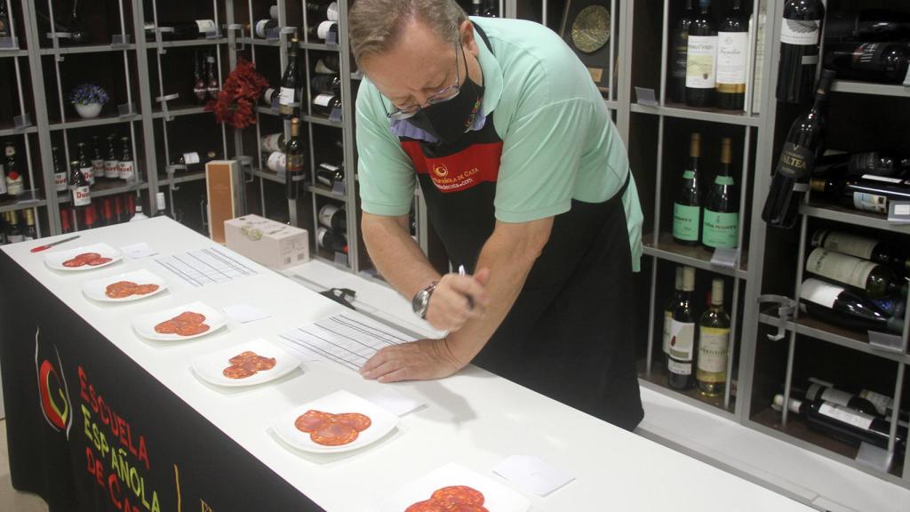 Los chorizos para la cata una vez emplatados.