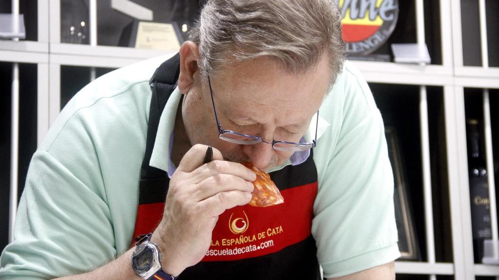 Carlos analiza uno de los chorizos del supermercado.