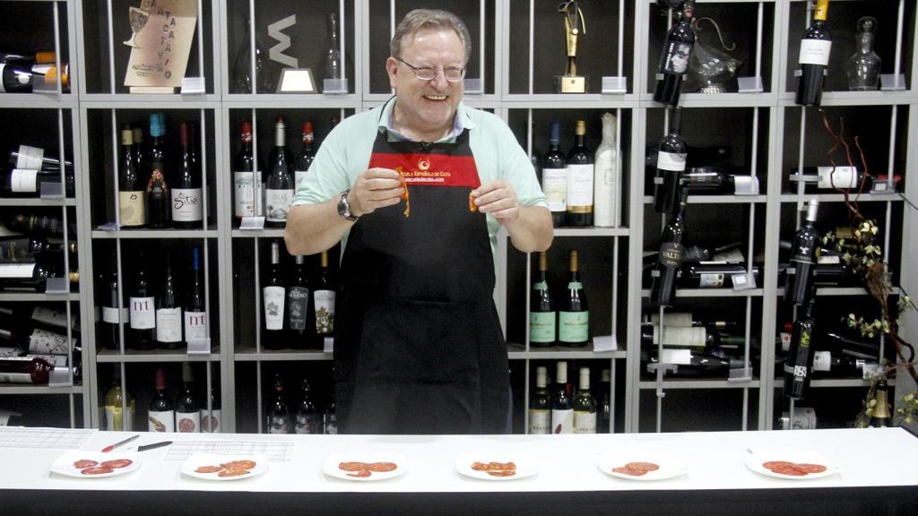 Carlos, con algunos de los chorizos probados.