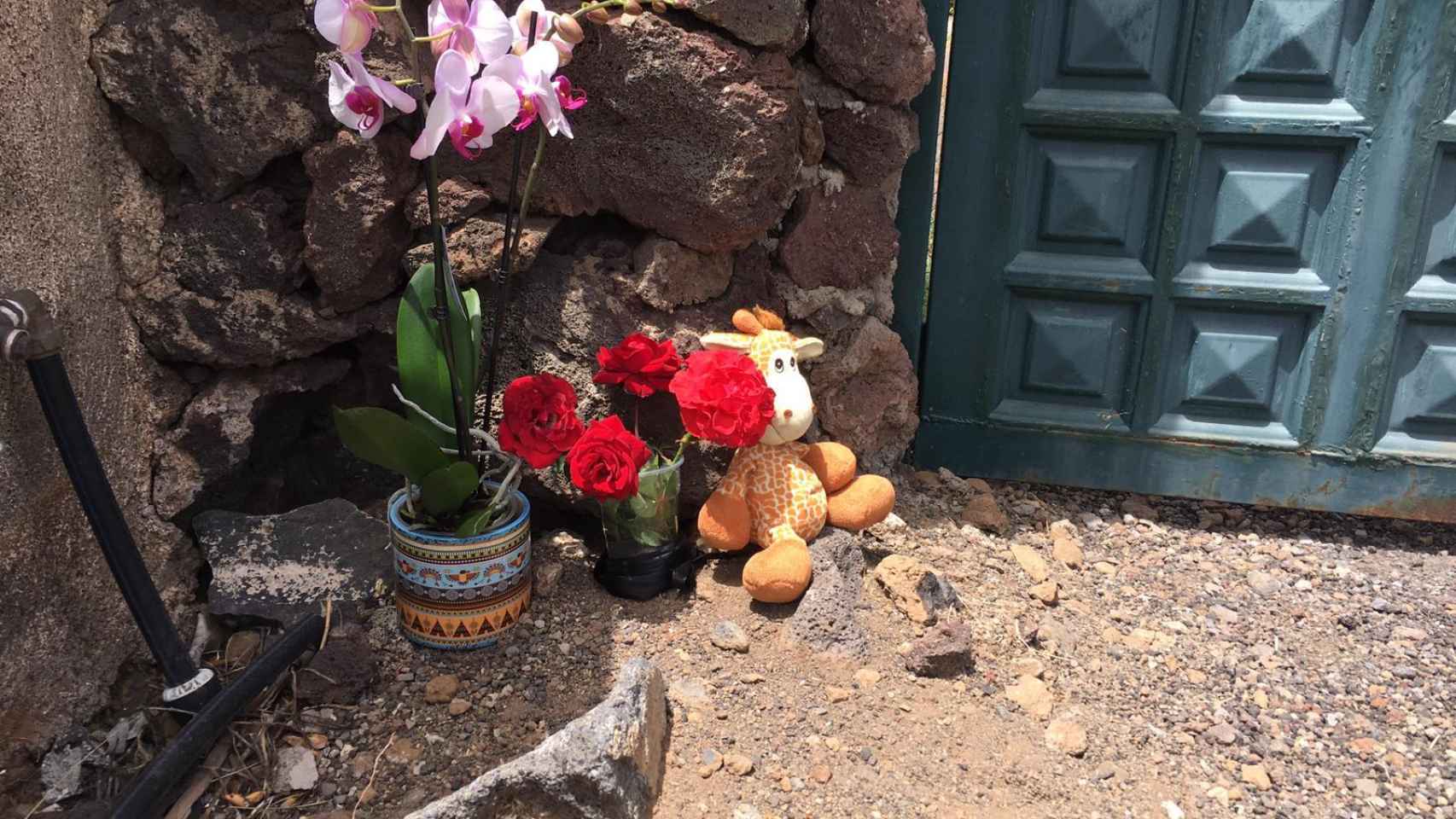 Un peluche y flores en la entrada de la casa donde supuestamente fueron sedadas Anna y Olivia.